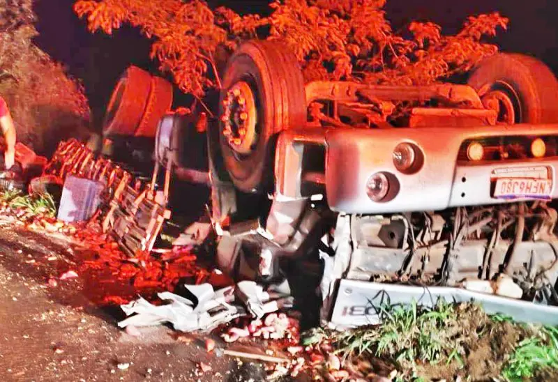  Caminhoneiro de Cândido de Abreu morre ao tombar o Caminhão na Rodovia entre Manoel Ribas e Nova Tebas