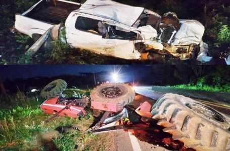 Três pessoas são socorridas, uma em estado grave, vítimas de um acidente envolvendo um Trator e uma Hilux em Palmital/PR