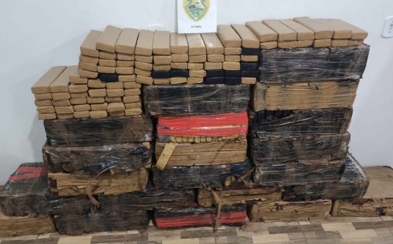  PM apreende em um carro que foi abandonado, mais de meia tonelada maconha em Manoel Ribas