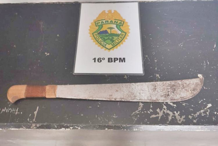  Homem ameaça a esposa, a expulsa de casa, e com um facão, ameaça ela e o pai