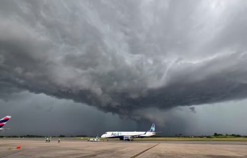  VÍDEO: novo tornado é confirmado no Paraná; nuvem em formato de funil assustou moradores na Grande Curitiba