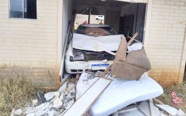  Veículo que estava estacionado roda sozinho, invade residência e atinge moradora em Pitanga