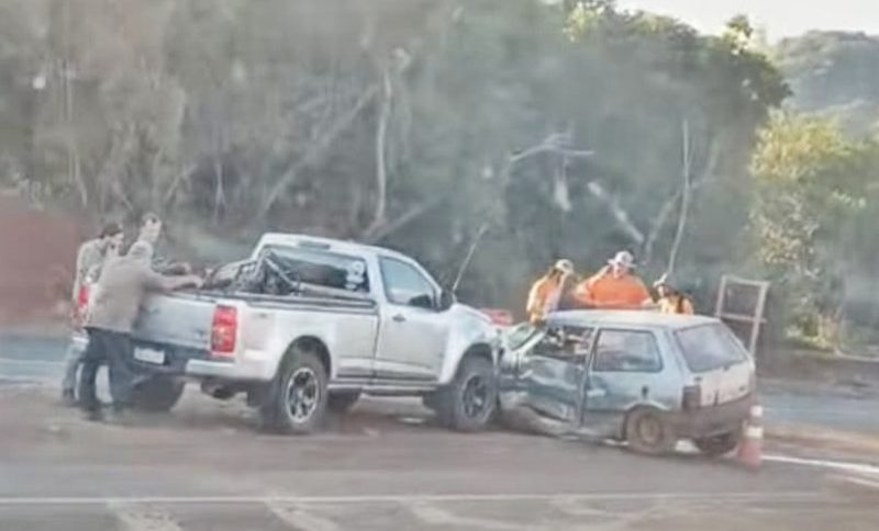  Colisão entre dois veículos na PR-466 em Pitanga é registrado e atendido pelo Corpo de Bombeiros