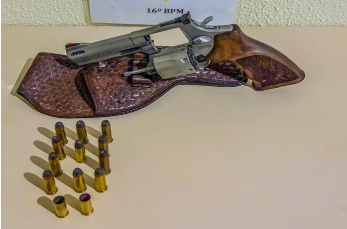  Preso com arma de fogo no veículo que também foi recolhido por irregularidades em Pitanga
