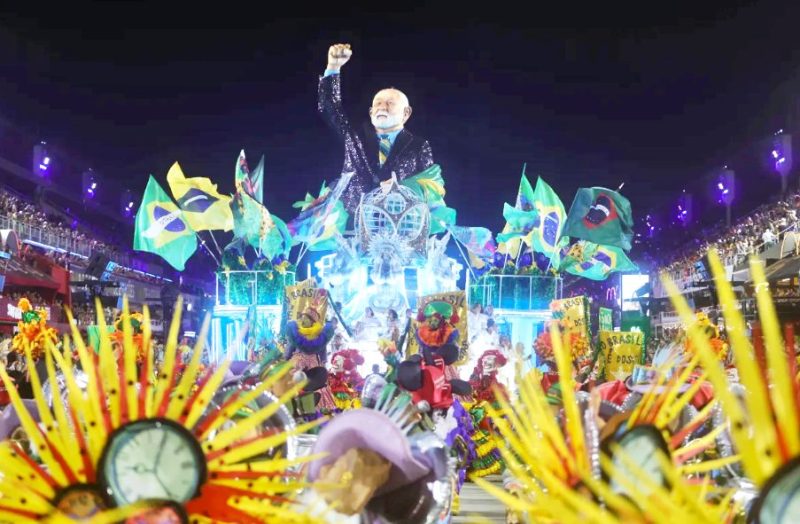  Escola que homenageou Lula é rebaixada do Grupo Especial do Rio de Janeiro