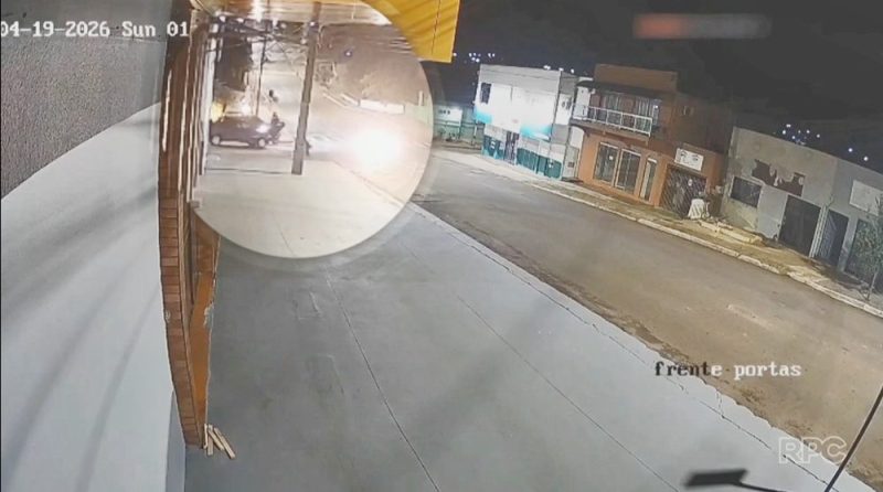  Imagens mostram mulher pulando do carro em movimento para fugir de agressões do marido em Pitanga