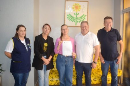 Durante o encontro, a equipe da instituição foi representada por Marizele Belo, da direção auxiliar; Aniele Cardoso dos Santos, da Direção Geral; e Fátima Penteado, coordenadora do Setor de Assistência Social.