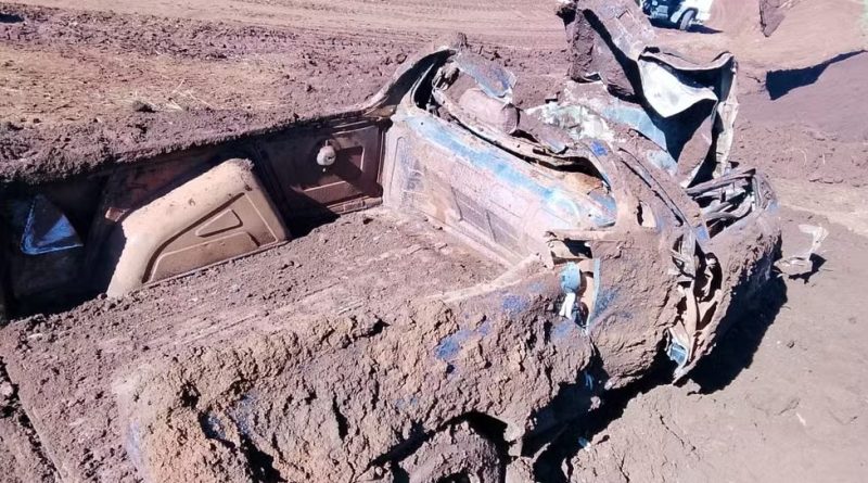  Trabalhadores encontram caminhonete completamente enterrada durante obra em Pitanga